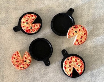 4 sets pizza in skillet flats, pizza flatbacks, pizza cabochons, mini pizza, mini skillet, dollhouse pizza, fake pizza, miniature pizza