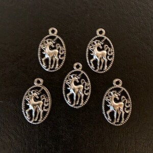 5 dijes de unicornio, dije de unicornio, dije de unicornio plateado, unicornio pequeño, dije de unicornio, unicornio ovalado, dije de unicornio plateado, colgante de unicornio