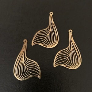 3 breezy leaf pendants, leaf pendant, leaf pendants gold, gold leaf pendant, leaves pendants, leaves pendants gold, gold pendant set, leaves