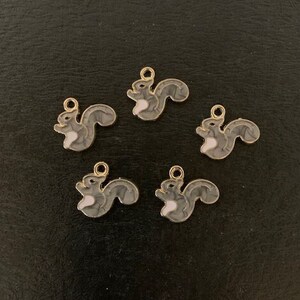 5 gold & gray squirrel charms, squirrel charms, squirrel charm pack, charm squirrel, squirrel pendant, squirrel jewelry, grey squirrel, grey