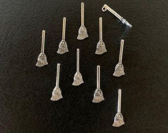 10 dijes de escoba de plata, dije de escoba, mini escoba, mini palo de escoba, palos de escoba, escoba en miniatura, dijes de bruja, dijes de Halloween, mini dijes
