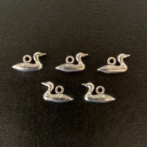 5 dijes de pato sentado, dije de pato, dijes de pato al por mayor, dijes de pato de plata, dije de pato de plata, colgante de pato, dijes de pato pequeños, dije de doble cara