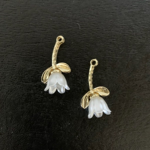 2 pearl white tulip charms, tulip charm, tulip jewelry, white tulip charm, charms tulip, white tulip jewelry, white tulip pendant, tulips