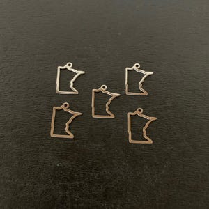 5 silver Minnesota charms, minnesota charms, state of minnesota, state charms, state charms bulk, state charm silver, minnesota outline