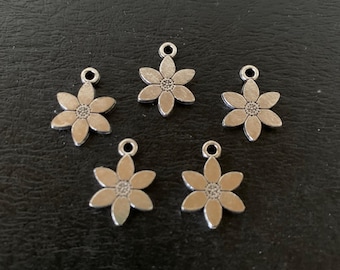 5 sm silver daisy charms, silver daisy charm, daisy charm, daisy charm silver, small flower charm, flower charm, silver flower charm, daisy