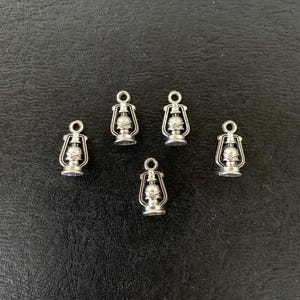 5 sm silver oil lamp charms, lantern charm, camping lamp, mini lantern pendant, lantern jewelry charms, camping charms, mini oil lamp