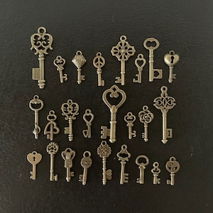 25 random mix bronze keys, bronze key, key charm, key charms bulk, bulk keys, key pendant, assorted keys, journal key, keys bulk, craft keys