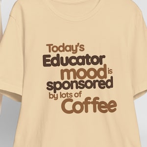 Koszulka „Edukator napędzany kawą”: prezent dla nauczyciela, koszulka unisex