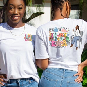 Pu&ograve; includere: Maglietta bianca con una grafica colorata che dice "In My Teacher Era" con una matita, una mela e una donna seduta su una sedia. Il testo "Me Best In My Teacher Era" &egrave; sul davanti della maglietta.