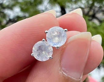 Pendientes de botón de oro amarillo de 14k con piedra lunar arcoíris: Joyería minimalista