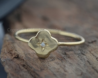 Anillo Trébol de Diamantes: Joyería minimalista en oro amarillo de 14 quilates