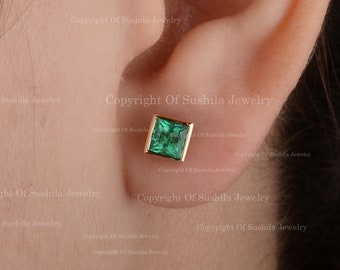 Pendientes de botón de esmeralda: 0,49 ct, talla princesa, oro amarillo de 14 quilates