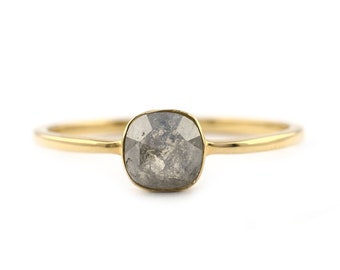 Anillo solitario de diamantes sal y pimienta en oro amarillo de 14 quilates