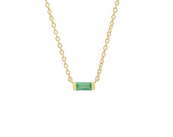 Collar con colgante de esmeralda baguette en oro de 14 quilates hecho a mano: Piedra de nacimiento de mayo