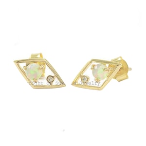 Echte australische Opal SI Clarity G-H Farbe Diamant Ohrstecker in handgefertigter 14k Gelbgold Minimalist Schmuck