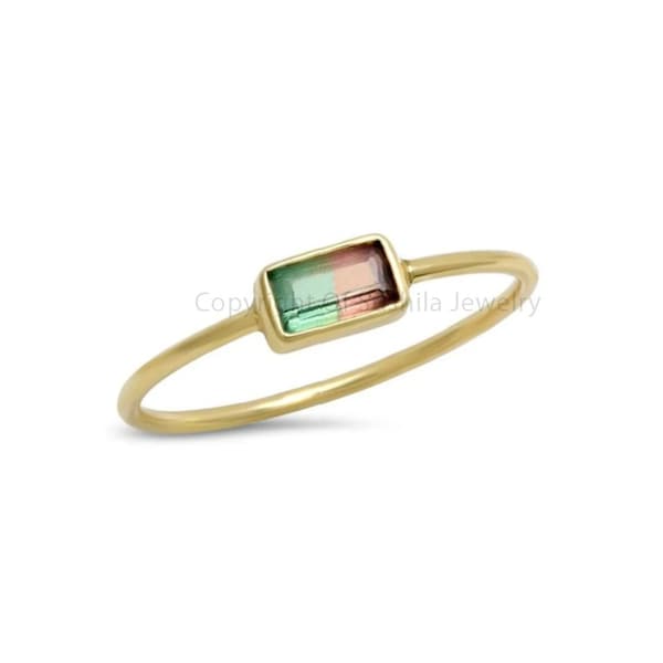 Anillo apilable hecho a mano de oro de 14 quilates con turmalina arcoíris talla baguette.