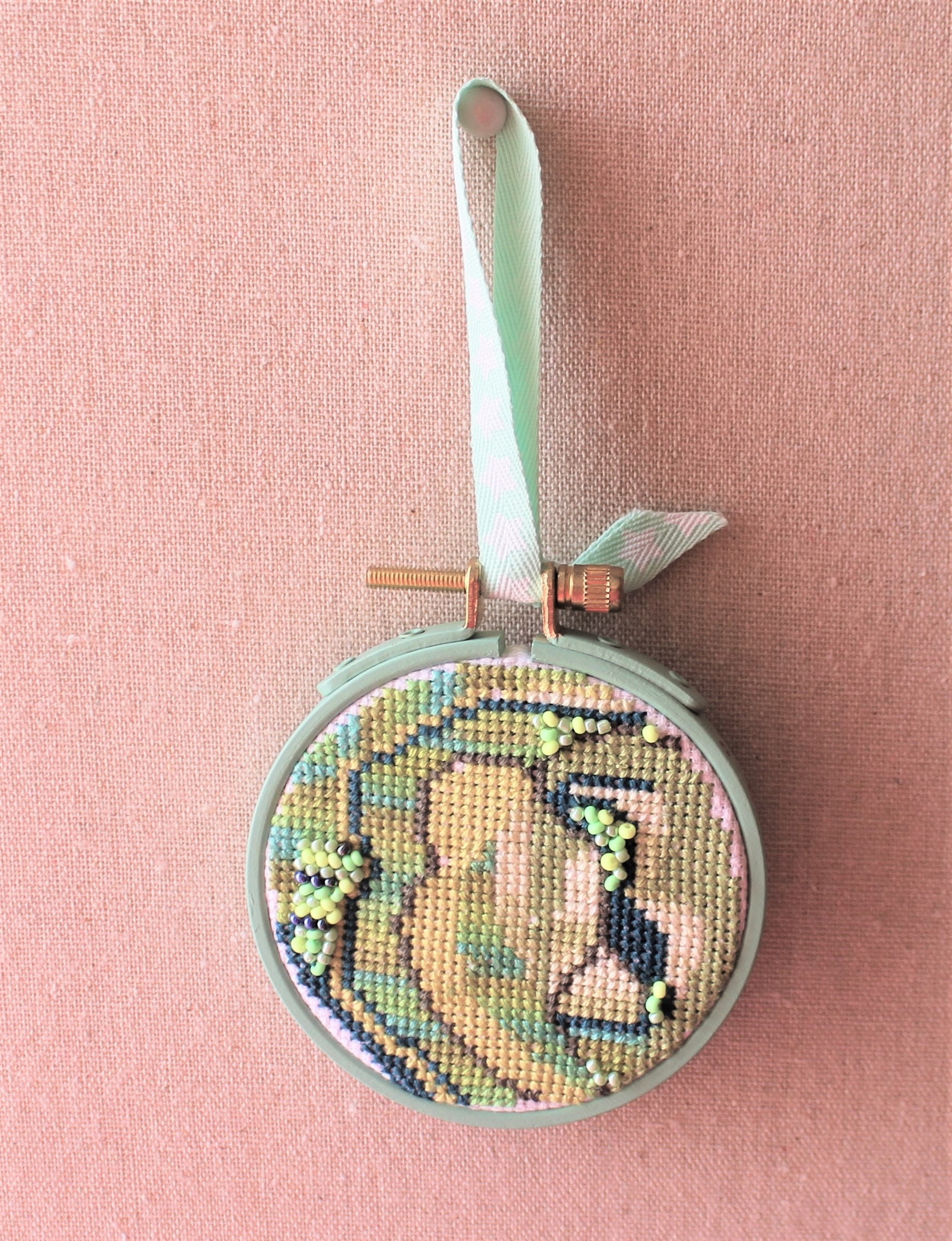 Décoration Murale Broderie Abstraite Volutes Vertes Perlées