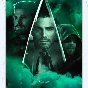 Può includere: Una stampa digitale verde e nera con tre diverse versioni del personaggio di Freccia Verde dalla serie televisiva Arrow. I personaggi sono circondati da fumo verde e una punta di freccia verde.