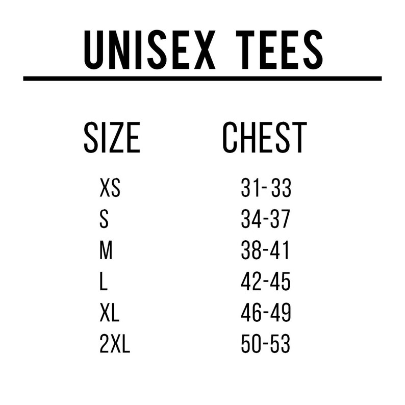 以下が含まれることがあります： ユニセックスTシャツのサイズチャートで、胸囲の測定値がインチで表示されています。サイズはXS、S、M、L、XL、2XLです。