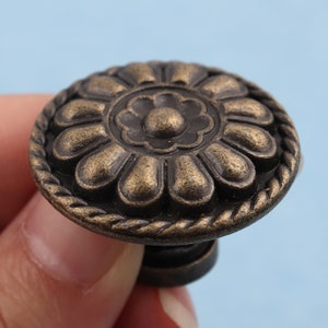 32mm Outer Antique Brass Floral Drawer Pull Knobs Cabinet Knobs Dresser Knobs Vintage Kitchen Cabinet Knobs Pull Handles Furniture Hardware