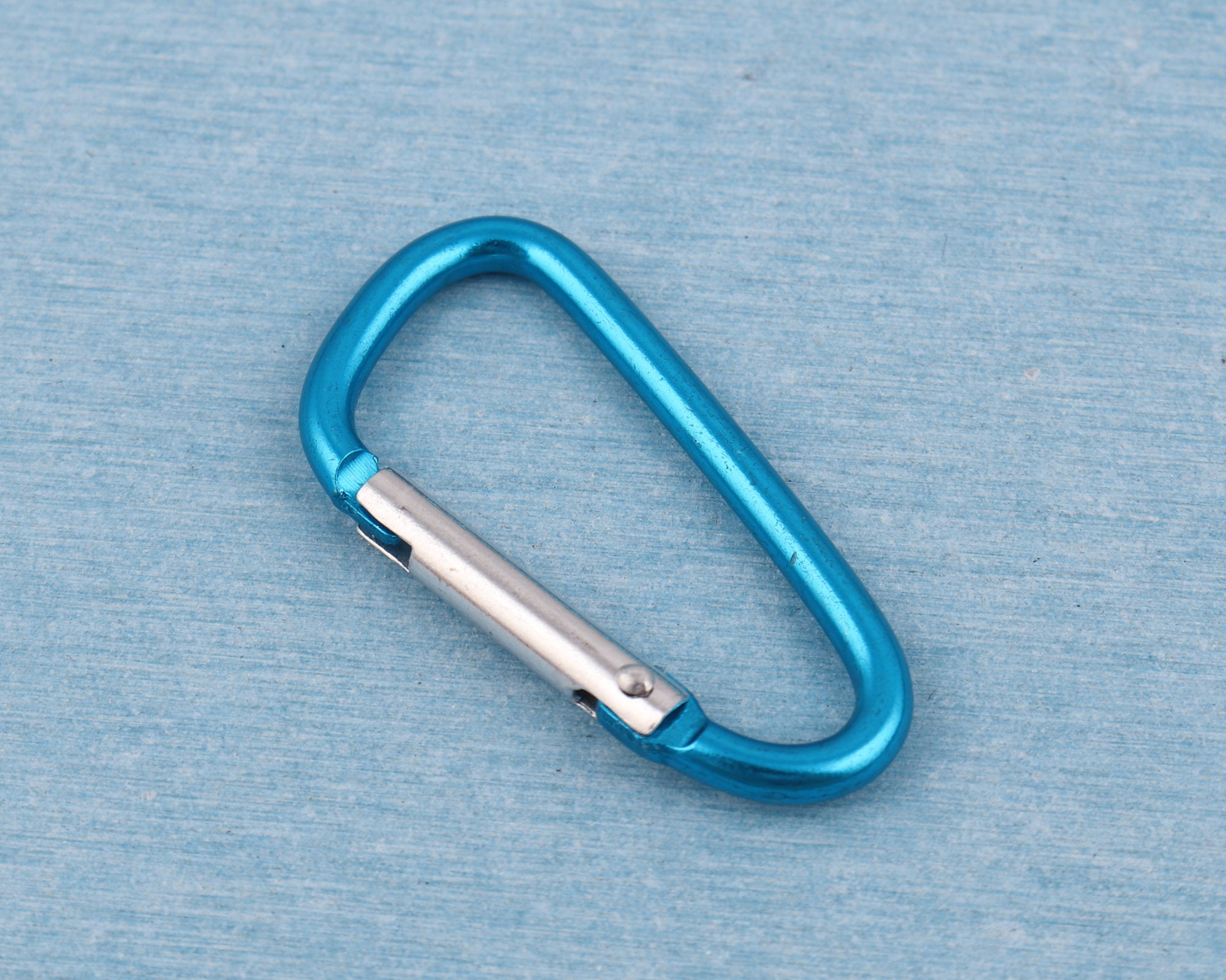 Lotti Da 8 Moschettoni Portachiavi In Alluminio A Forma Di D, 7,6 Cm - Colori Assortiti (Nero, Argento, Verde, Blu, Rosso, Oro, Teal, Viola)