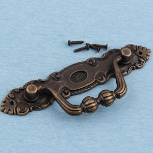 Vintage bloemenladehendel: antiek messing kastgreep (104 mm)