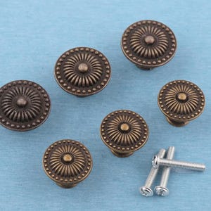 Maniglia per cassetto in ottone anticato con fiore: pomello per mobile vittoriano, 30 mm/24 mm