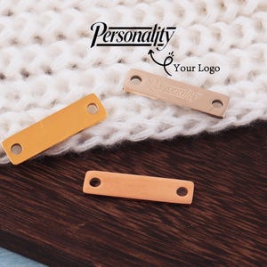 Personliga lasergraverade logotyptaggar: Mini smyckesberlocker i metall, tagg med 2 hål, 8*30 mm