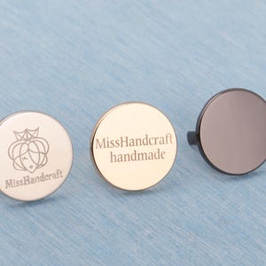 Etiqueta de metal personalizada gravada a laser: etiqueta com logotipo redondo de 25 mm