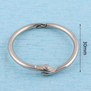 Op de afbeelding: Zilveren metalen ringband met een diameter van 30 mm.