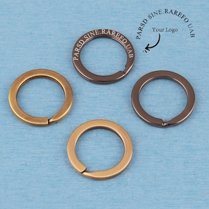 Llavero con logotipo de texto grabado personalizado: Llavero con conector de 31 mm, doble anilla dividida.