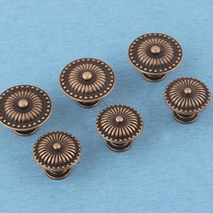 Tirador de cajón de latón antiguo con forma de flor: pomo de armario victoriano, 29 mm/24 mm