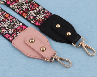 Pode incluir: Duas correias de tecido e couro com fechos de metal dourado e detalhes em couro rosa e preto. As correias têm um padrão floral em rosa, vermelho e branco.