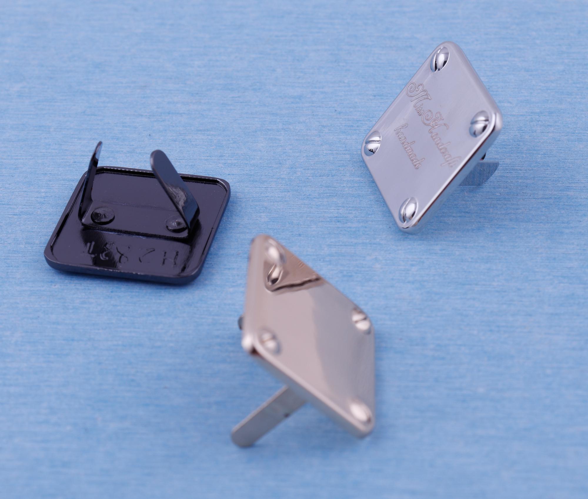Gepersonaliseerde metalen tag: 25 mm vierkant, aangepast lasergegraveerd logo - België Gepersonaliseerde metalen tag: 25 mm vierkant, aangepast lasergegraveerd logo - België
