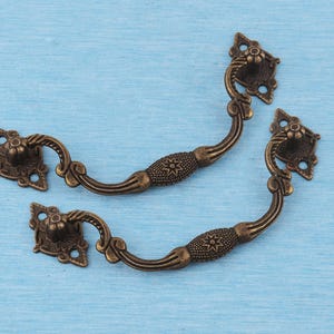 Vintage Flower Drawer Pull: Antique Brass Dresser Handle (114mm)