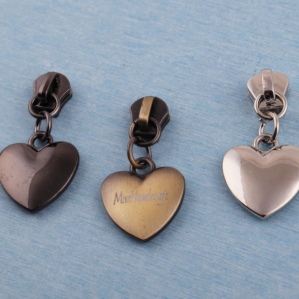 Ritssluiting met gegraveerd hart: metalen tas en kledingaccessoire (46 x 23 mm)