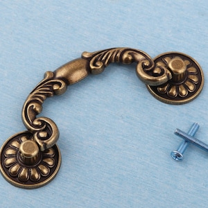 Vintage Flower Drawer Pull: Antique Brass Dresser Handle (122mm)
