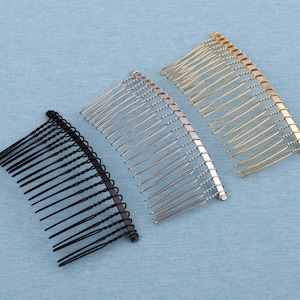 Puede incluir: Tres peines para el cabello en diferentes colores: negro, plateado y dorado. Los peines están hechos de metal y tienen un diseño ondulado.