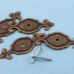 Placa de pomo de latón victoriano - Herrajes antiguos para gabinetes (73 x 30 mm)
