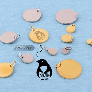 Etiquetas personalizadas con logotipo grabado con láser: Mini dijes redondos de metal para joyería