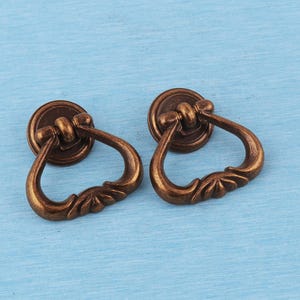 Tirador de anilla en forma de lágrima de bronce antiguo: Tirador de cajón ornamentado de estilo vintage, aldaba de armario victoriana