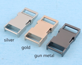 Op de afbeelding: Drie plastic gespsluitingen in zilver, goud en gunmetal.