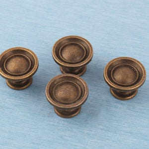 Knopp i antik mässing: 29 mm vintage skåpbeslag viktorianskt