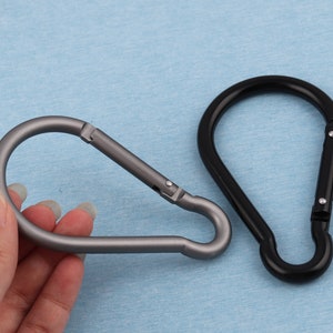 Aluminium Karabinerhaken in Birnenform: Matt Schwarz/Grau Schlüsselanhänger (101 x 61 mm)