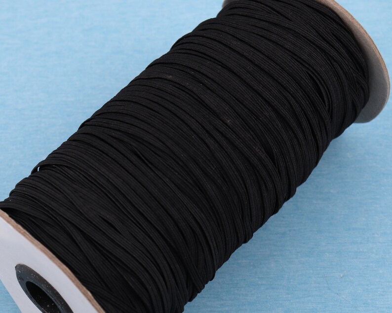 Puede incluir: Un carrete de cord&oacute;n el&aacute;stico negro, enrollado firmemente en un n&uacute;cleo de cart&oacute;n.
