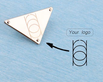 Etiqueta de metal grabada con láser personalizada para bolso: Etiqueta triangular con base, 57 x 44 mm