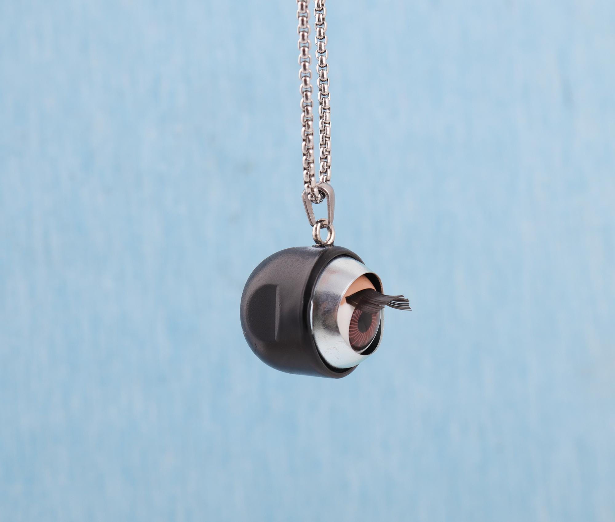 点滅するドールアイネックレス：動く目、ステンレススチール、21mm