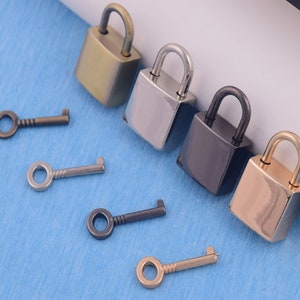 Metalen rechthoekig hangslot met sleutel, 21 * 35mm antieke messing tas slot met sleutelset, DIY portemonnee decoratie hanger slot, mannen vrouwen geschenken