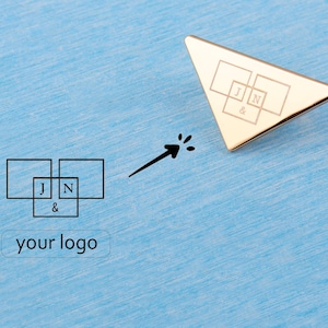 Anpassade lasergraverade metallplånboksetiketter: Triangulära väsketiketter, 40 x 23 mm