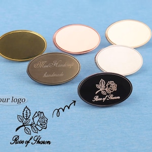 Etiqueta metálica personalizada para bolso: Etiqueta ovalada grabada con láser, logotipo personalizado, 40 x 24 mm